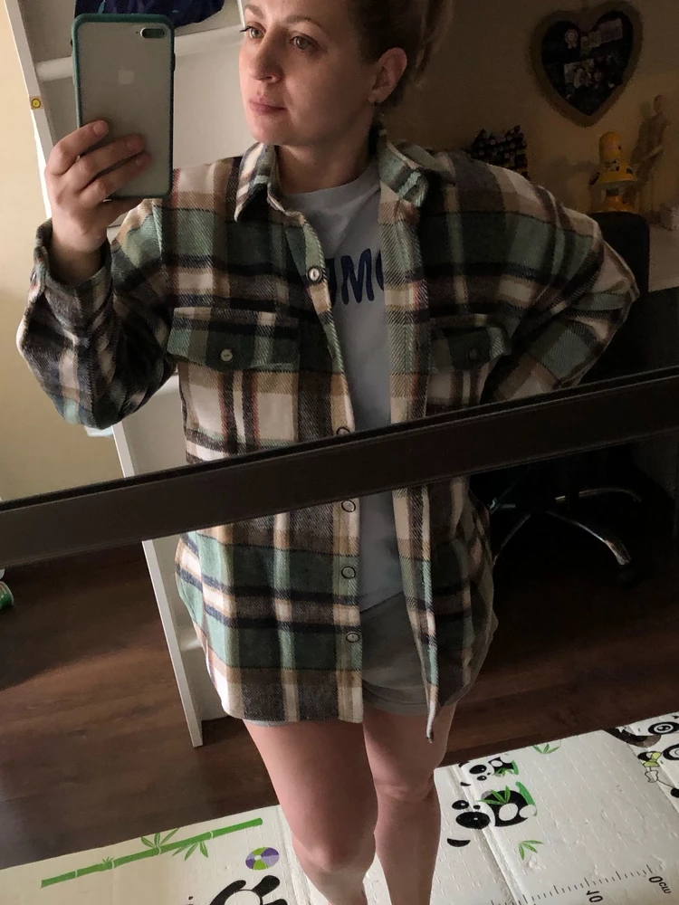 Рубашка очень понравилась, давно такую хотела. Мягкая ткань и качество отличное. Швы ровные, нитки не торчат. Заказывала зеленую и голубую. Не смогла выбрать, оставила обе:)