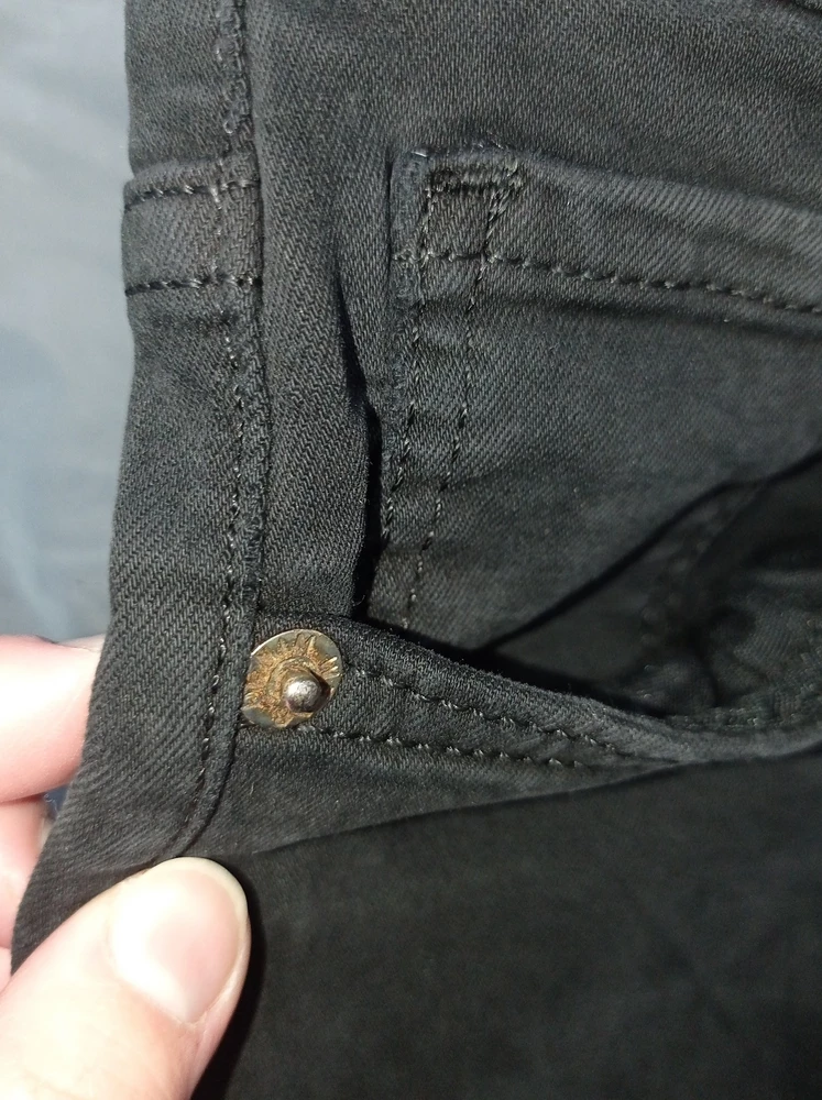 Джинсы сами по себе нормальные, но выкупать не стала из-за УЖАСНОЙ ржавой, старой фурнитуры.