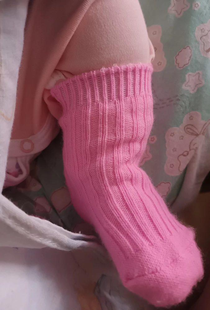 Носочки очень хорошенькие,пока нет катушек,хотя уже носим...узковаты...но за то не слетают..спасибо ,закажу ещё