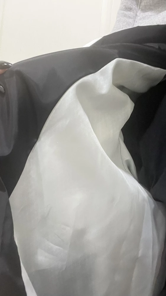 Почему внутри куртки белый материал!?????? На видео черный!