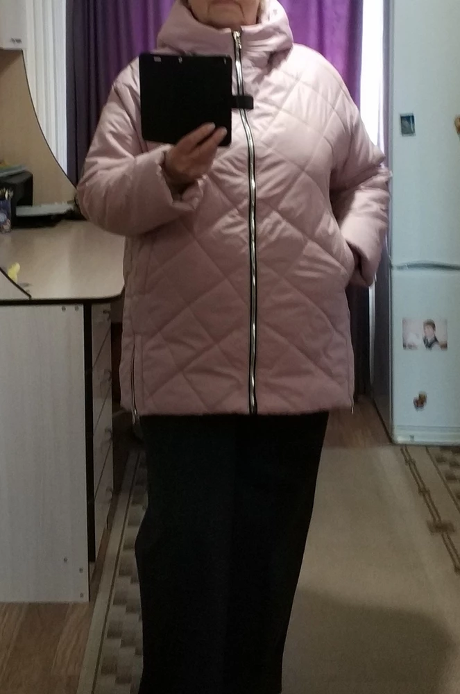 Отличная, лёгкая, воздушная куртка. Пошив хороший.