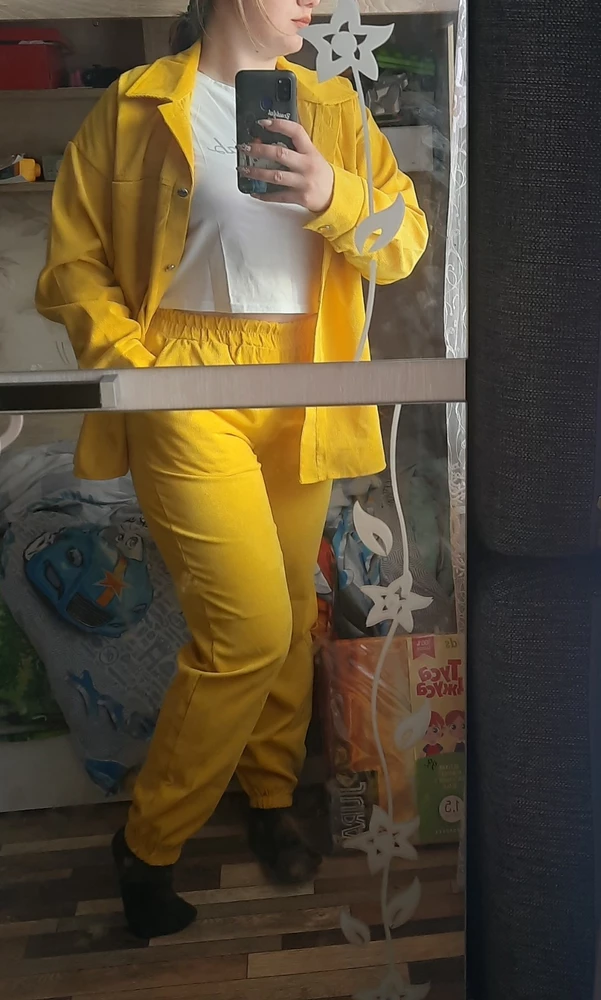 Костюм тонкий, но не просвечивает. На рост  165  идеально. Если будет 170 и выше короткова то будет.Размер в размер, но штаны немного прям впритык. На худых вообще огонь смотрится, хотя я не худышка на мне тоже кайфно смотрится. Не тянется ткань. Цвет яркий. Покупкой довольна. Буду брать ещё. Спасибо.