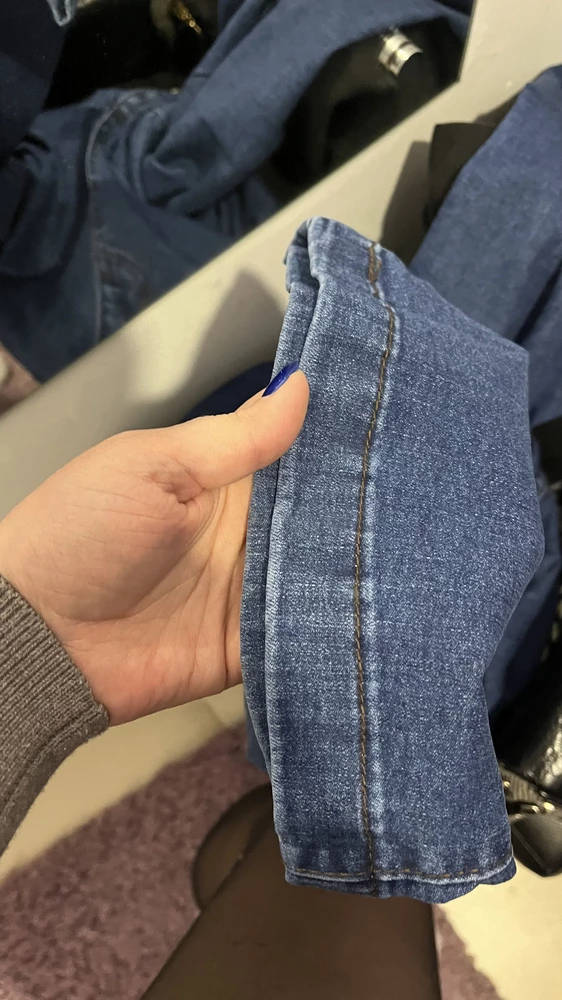 По размеру подошли, но ткань ужасная, не джинса, а какой то тянущийся тонкий хлопок. И еще смутил нижний кант, он очень широко прошит. На фото на вб абсолютно другие джинсы!