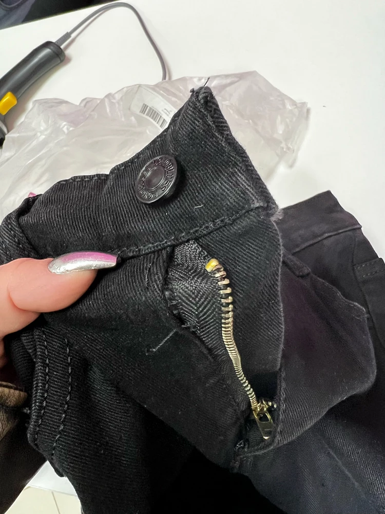 Пришел с дыркой на молнии отказ ,так модель и материал хорошие ставлю за это 3 звезды