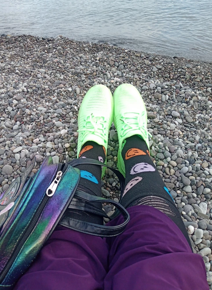 Пришли быстро. Упакованы хорошо)
Качество хорошее, подошва твердая. Кроссы классные, яркие, камера не передаёт цвет)
На 41,5 размер 42р сел впритык, без запаса, но может быть ещё растянутся) 
Брала за 537р за такие деньги отличный вариант!