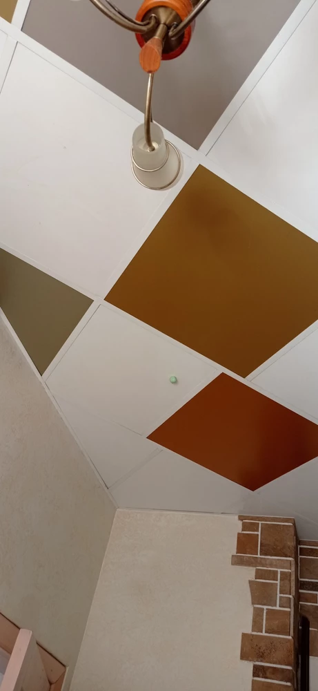 Нереально крутая штука! К скотчу была прикреплена бусинка, на которую можно накручивать слой за слоем. Можно делать что угодно.Капитошки, мячики разных диаметров,слайм который прилипает к стене и прикольно скатывается с неё до низа, можно поиграть с друзьями на перегонки))) Или к потолку подкинуть и ждать у кого первого отпадёт!Анти-стресс еще тот! Советую! Продавцу спасибо,отправил оперативно быстро!