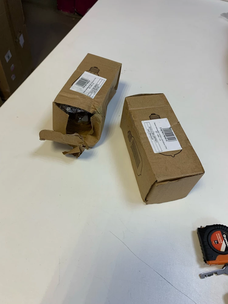 Пришла в порванной коробке , абсолютно без защитной плёнки!