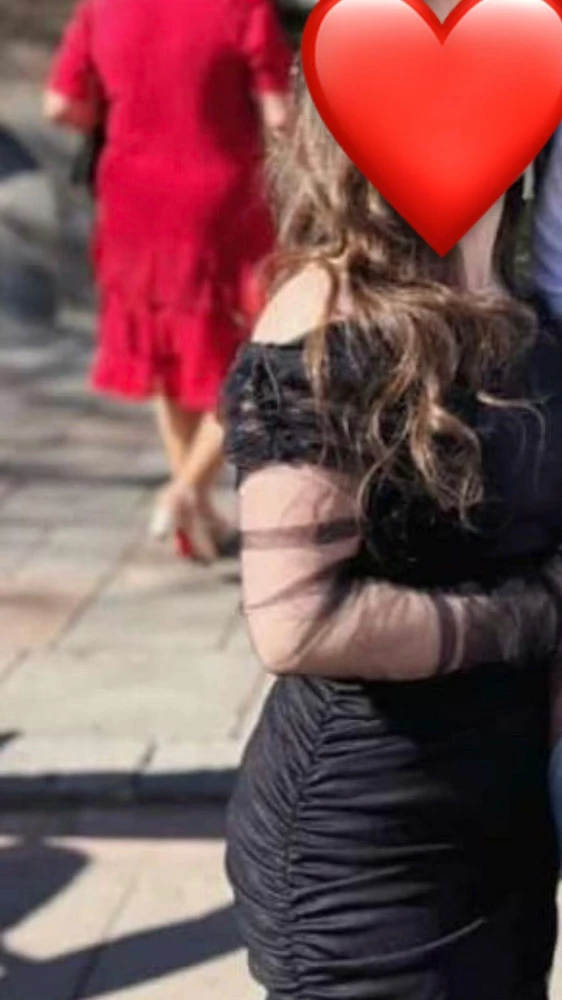 Платье очень красивое, идеально сидит на фигуре
Материал очень приятный 
Как говорится и в пир и в мир