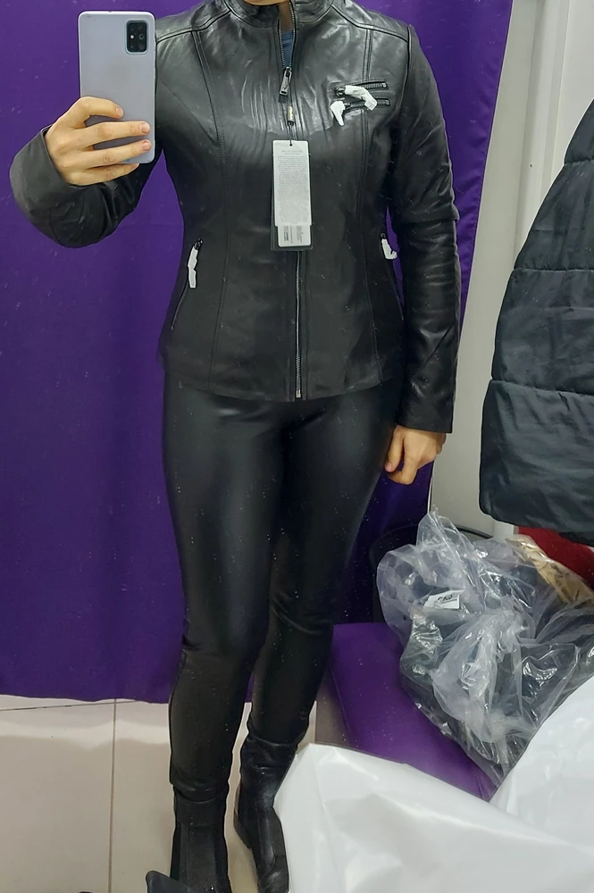 Итак, не понимаю откуда хорошие отзывы. Кожа до такой степени грубая, 46 размер в обтягон, руки чуть поднял и куртка до пупка. 48 размер большая, под мышками висит куртка. Короче не подошёл не один из размеров, расстроилась.