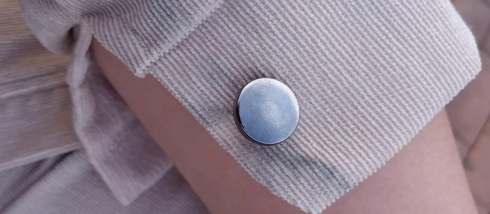 Все бы ничего, но на рубашке везде торчат нитки, для пуговиц не прорезаны отверстия, рукав испачкан. Возвращать не стала, так как очень его ждала и времени на перезаказ нет, но этим конечно разочарована.