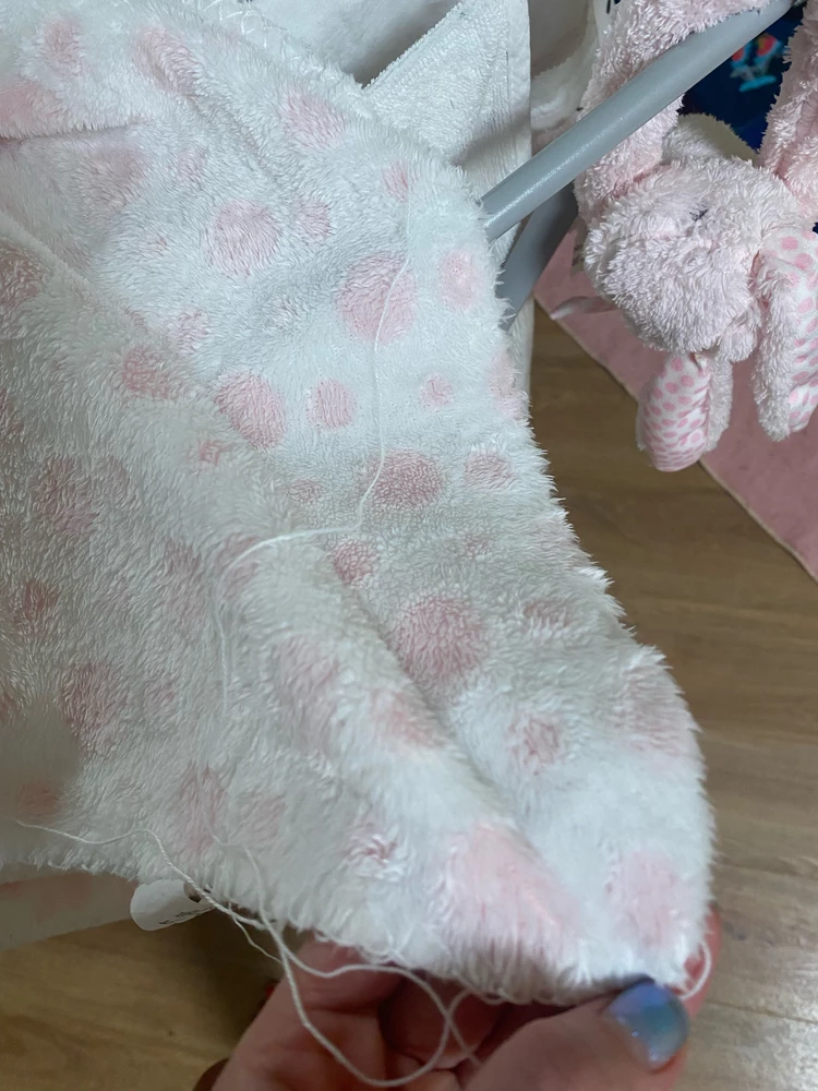 Повелась на рекламу блогера и отзывы. При первой стирке в деликатном режиме на 30 минут все распустилось по краю. Боюсь представить, что будет с ним при использовании. А так, мягкий пледик, очень тактильный. Цвет приятный, нежно розовый.