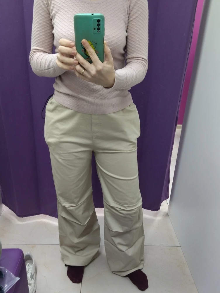 Брюки качественно пошиты, хороший и приятный материал, тонкий, но в тоже время прочный. Очень понравилось, то что есть регулируемые манжеты на резинках.