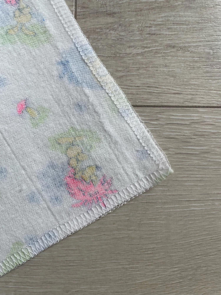 Ткань очень приятная на ощупь, швы приятные и не грубые. Очень удобно использовать в кроватке. Буду заказывать еще!