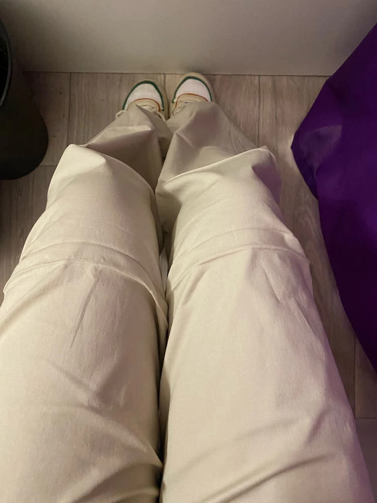 Классные брюки, материал очень приятный. Фасон - прелесть, на современную моду, свободная посадка, что даст удобство в носке. Я довольна