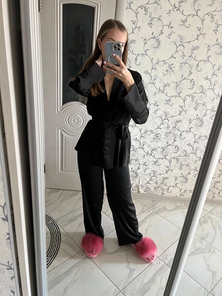 Мечты должны сбываться,девочки, костюм шикарный. Давно искала такой, чтобы соотношении цена= качество 👍🏽 можно создать с ним огромное количество образов. Посадка брюк высокая, резинка широкая, комфортная. Определено ДА!!!!