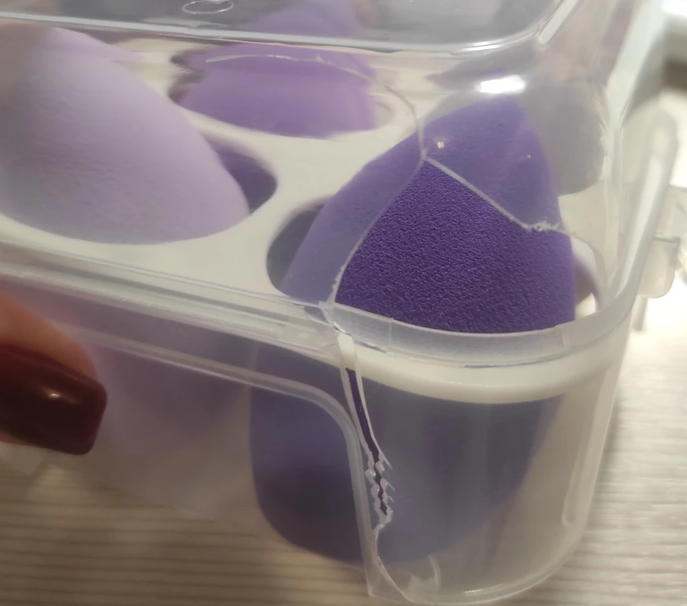 Спонжи хорошие, мягкие пока не использовала. Коробка пришла разбитая. Консультант сказал,что товар невозвратный. Хотя у меня в приложении было написано,что отказ бесплатный. Очень расстроилась.