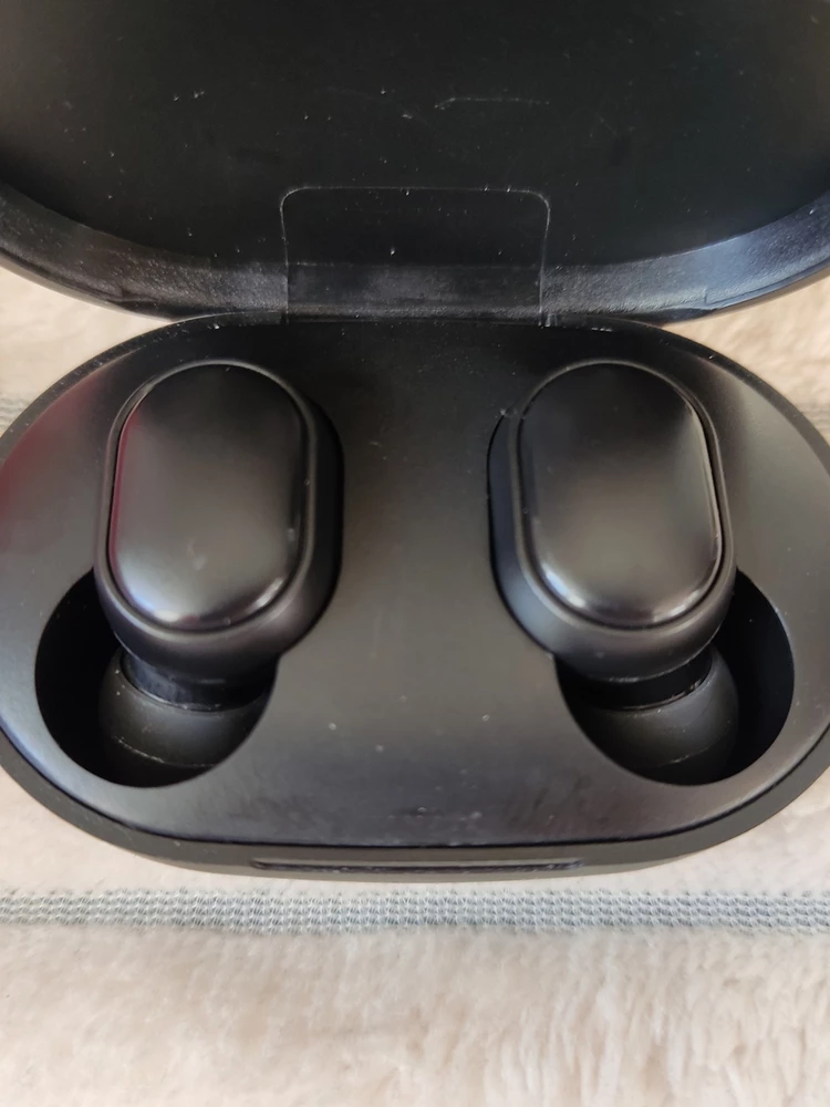 Пришли наушники, всё хорошо упакованы, но один не работает, показывает что включён, но звук не идёт, однозначно на возврат!