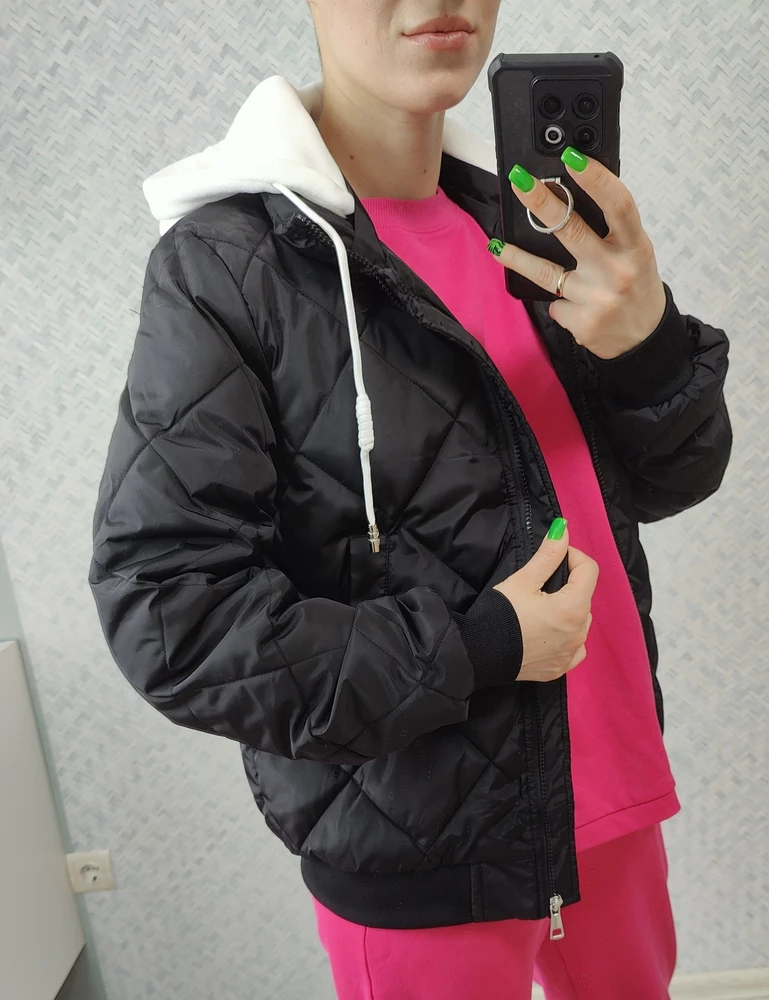 Классный бомбер. 
Очень комфортно в нем.  
На мой взгляд, капюшон имеет больше декоративный элемент, чем функциональный. 
Капюшон сам из флисовой ткани.
Куртка стёганая, плотная, не продуваемая. 
Все замки работают. 
Удобно и СТИЛЬНО) мне очень понравилась.
На мои параметры 87 ог 74 от 95 об взяла 44 размер, чтобы носить объёмные вещи снизу.