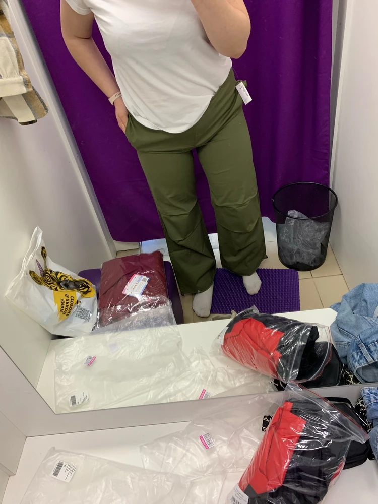 Штаны понравились, подошли на 48
Понравилось качество материала, очень удобно что можно утянуть либо наоборот расслабить сверху резинку.