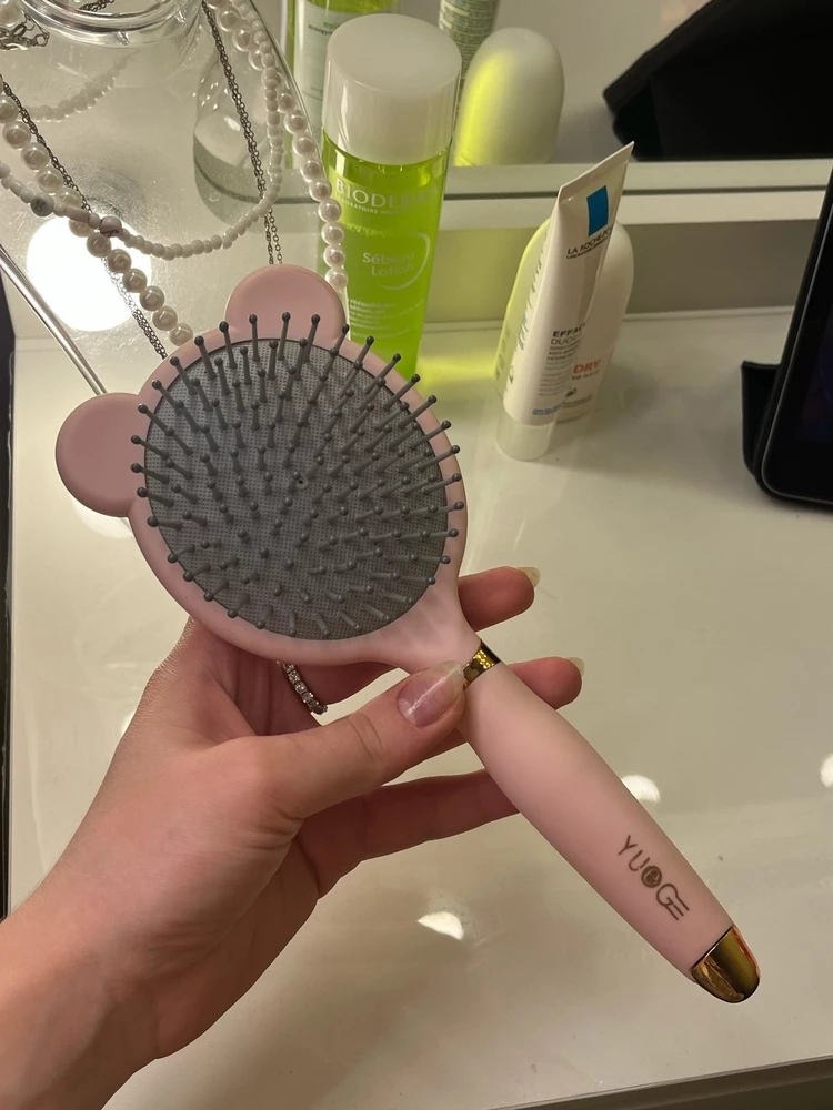 Для меня важно чтобы расческа не вырывала волосы и выполняла ,своего рода, в массажную функцию. Это расческа справляется со всем 🥰 но ,единственный минус надпись на расческе ,очень сильно поцарапана. Расстроило 😔