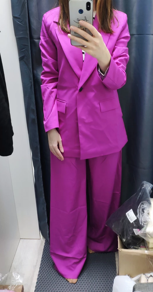 Костюм понравился! Лёгкий, летний, тонкий. Соответственно пиджак форму не держит. Цвет красивый. На рост 165 очень длинные брюки. На размер 42-44 очень большие брюки, нужно ушивать. Много переделывать под себя, поэтому вернула. А так уже хочется заказать ещё раз и перешить под себя! Цвет красивый!