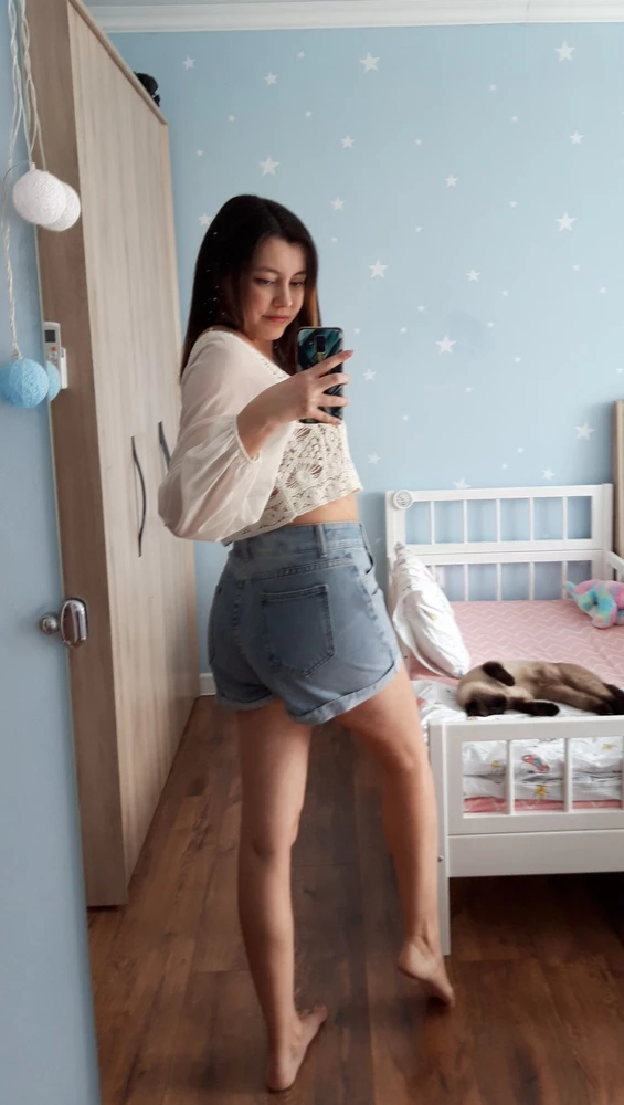 Классные джинсовые шорты на лето за такую цену! Плотные, четко в размер. Взяла 46 на от 75 об 92 - сели превосходно! Можно носить хоть с футболкой, хоть с купальником. Я довольна, теперь с нетерпением жду лета))