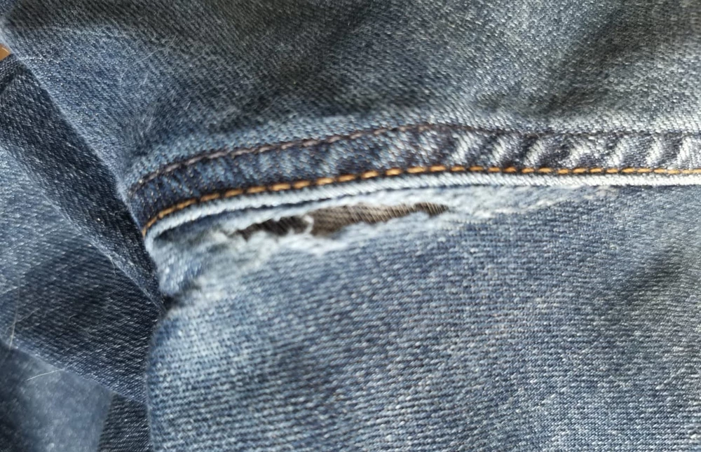 Муж не отходил и месяца, ткань порвалась у шва и сечётся. Стоили джинсы при покупке 3600. За такую цену отвратительное качество!!!! К покупке не рекомендую!!!!