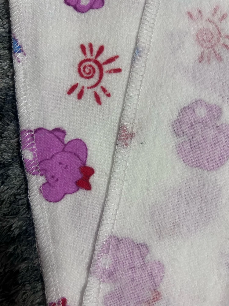 Пеленки красивые, принт такой же красочный, как и на фото, радует глаз. Приятный материал, хорошая обработка швов. Не грубые. Такие и подарить не стыдно. Стоят своих денег. Рекомендую.