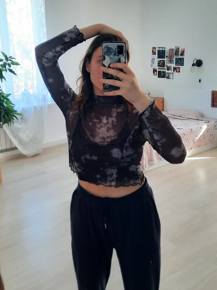 Красивый топ. Приятный к телу. Будьте только готовы, что он очень короткий. И при поднятии рук уже задирается к верху.