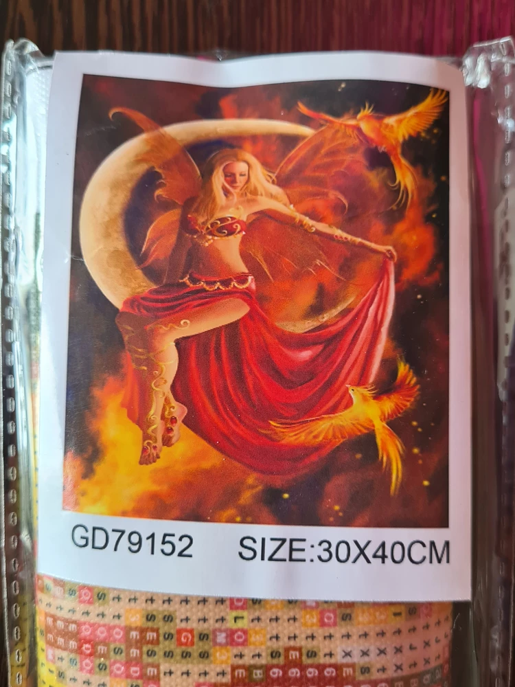 Такая яркая картина получается! Стразики блестят, прям светятся! Очень удобно, что в комплекте есть стилус с восковой пластиной, с ним работа раза в два быстрее идёт. Спасибо за быструю доставку