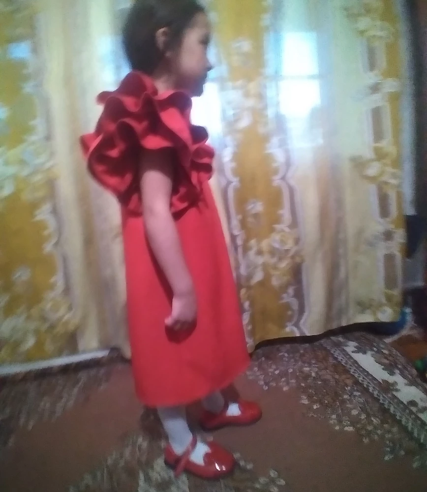 Очень красивое платьишко, рост 110, взяли 116. Крылышки очень нарядные, купили для выпускного в детский сад. Материал плотный, приятный на ощупь. Сомневались в длинне, но решили оставить как есть. Смотрели другие модели , они были слишком короткие.