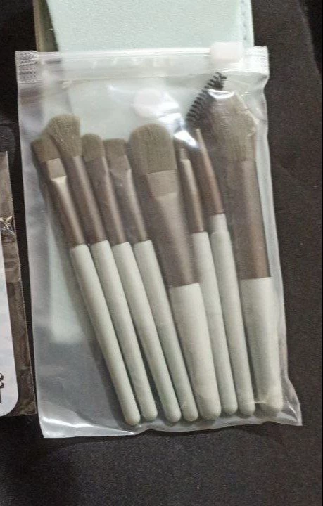 Брали на подарок подруге дочери. Получатель очень доволен: кисточки для макияжа классные! Очень понравились. В наборе 8 штук и удобный чехол для хранения. Компактные, можно брать с собой. Ворс не сыпется, мягкий, пушистый. Хорошо упакованы. Быстрая доставка. Рекомендую!