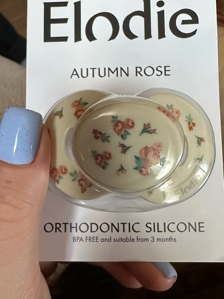 Пустышка миленькая, малюсенькая 6 см на 3,5 см. Надеюсь доче понравится.