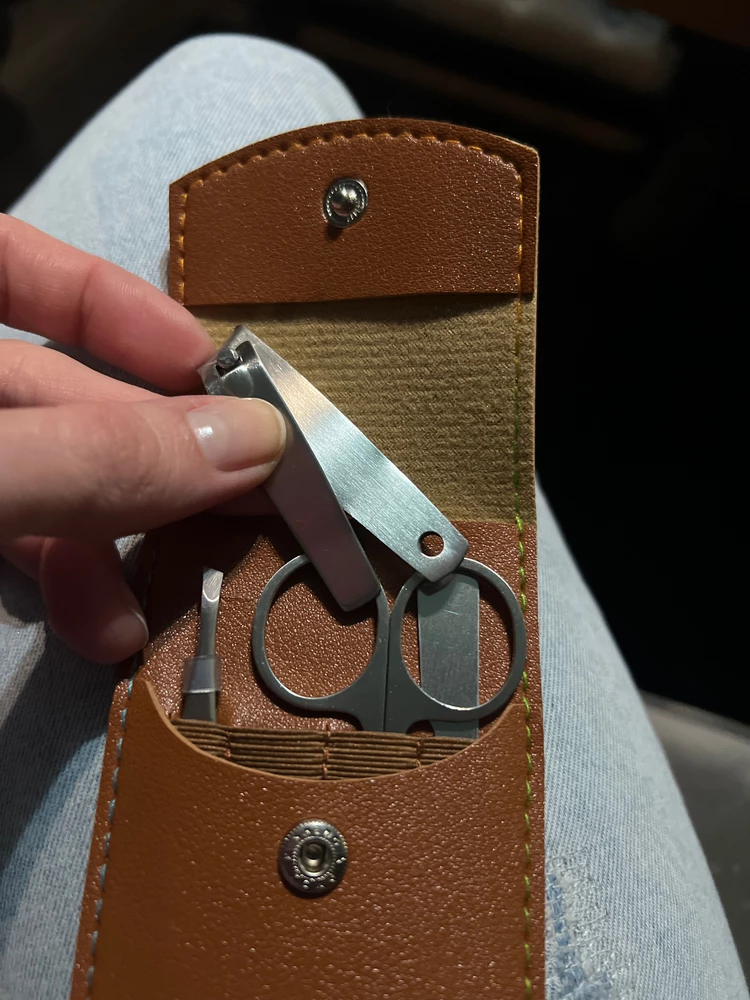 Чехол нормальный а вот внутри совсем не черные а обычные металлические