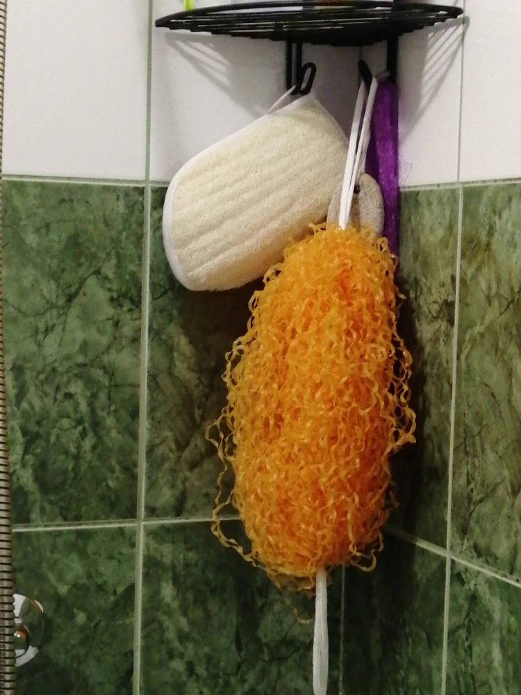 Хорошая мочалка, средней жёсткости, пениться хорошо, большая