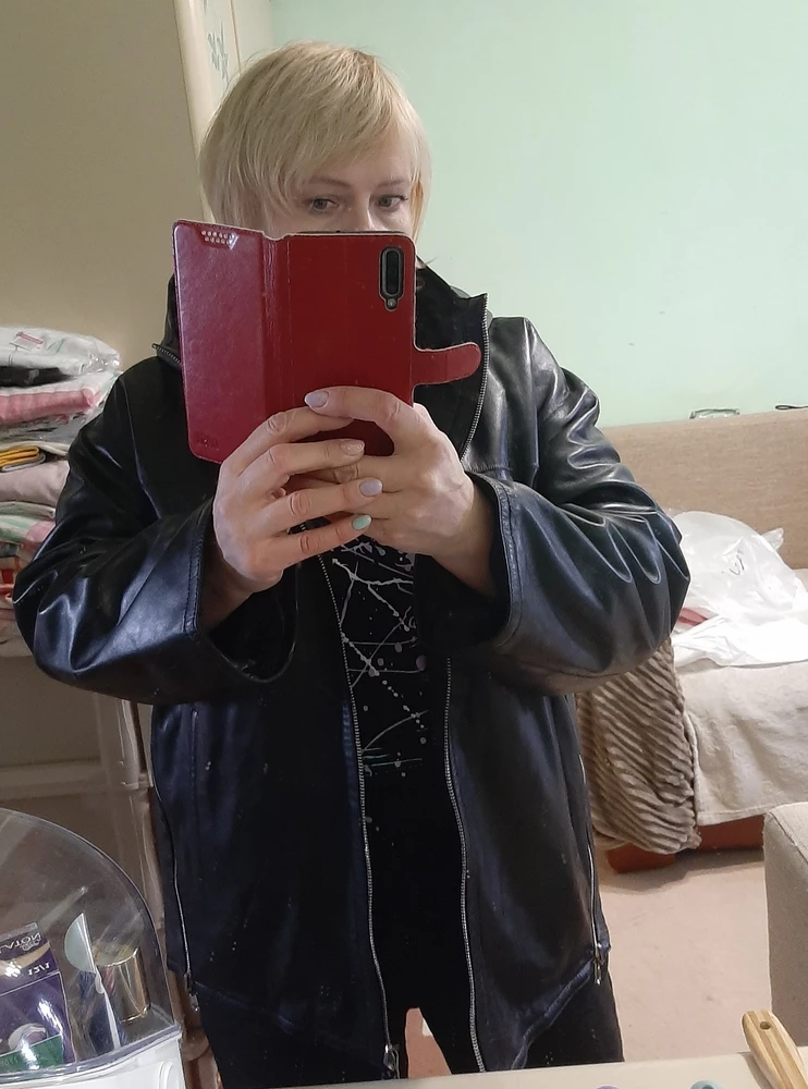 Куртка сначала понравилась по фото,после получения оправдала все ожидания,мягкая кожа, интересный практичный дизайн, качество в каждой строчке. На 54 размер села свободно, очень комфортная.  Спасибо за качественную вещь и скидки