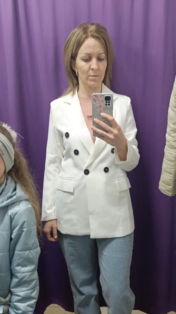 На модели пиджак смотрится гораздо лучше. Мне пришел белого цвета, а не молочного. Размеру соответствует. Пошит неплохо