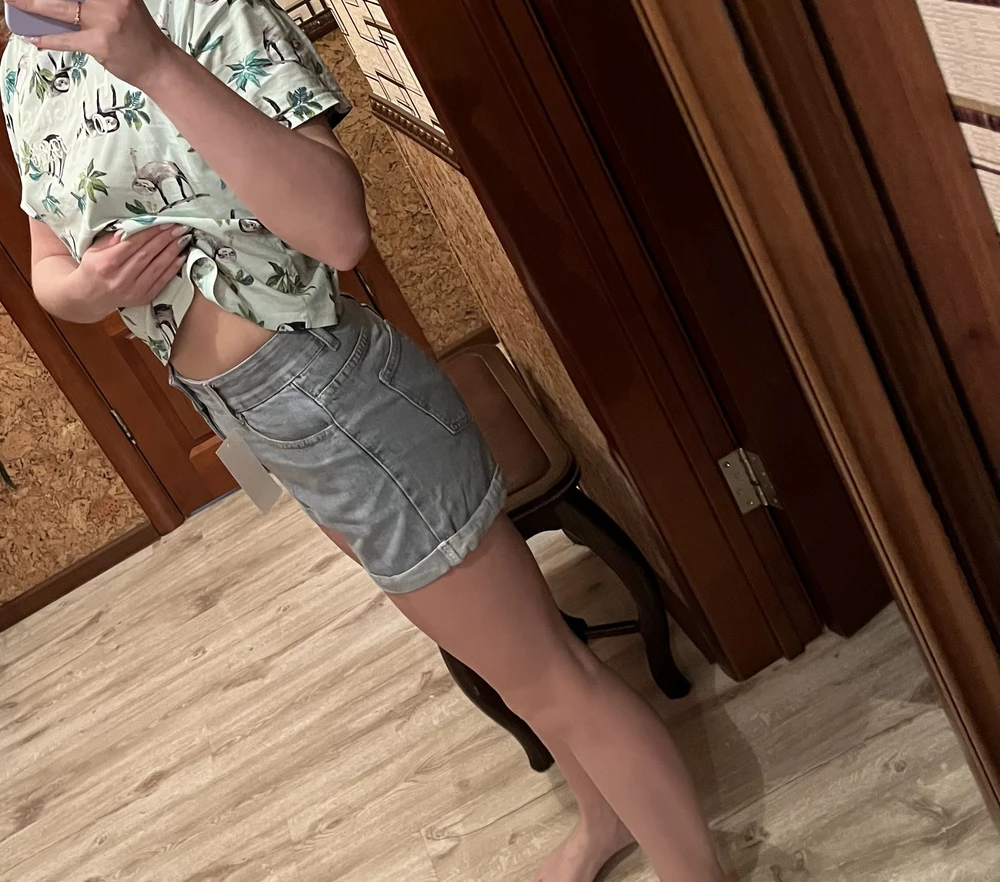 Классные шорты, хорошие швы, ткань не тянется, но садится прекрасно))) На обхват талий 68, размер s идеально