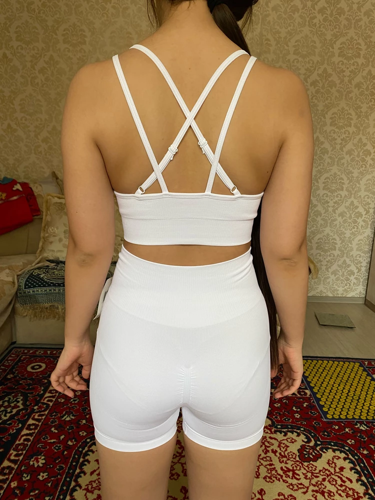 Беру в этом магазине уже третий спортивный комплект😅Взяла эти тонкие шортики на лето☀️качество отличное, как всегда. Хорошо утягивают в поясе, немного маломерят, беру обычно в размере М, эта М-ка прям впритык, но я думаю потянутся. В темном белье велосипедки белые конечно просвечивают❗️уж очень тонкая ткань. На мне на фото светло-сиреневое белье. Брала в этом магазине другие белые велосипедки в рубчик, они плотнее , хоть чёрные трусы носи под ними ничего не видно😅а эти зато тонкие))