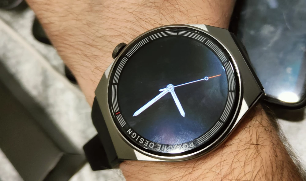 Часы покупала для мужа и они ему очень понравились: в комплекте 3 ремешка,зарядка и красивая коробочка на магните.Дисплей яркий и красочный,форма круглая.Выглядят стильно и дорого.