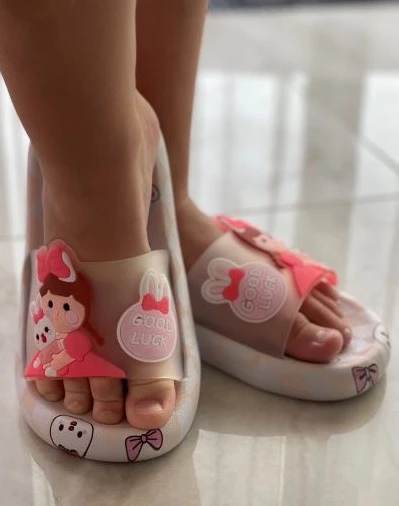 Классные тапочки!! Очень мягкие, яркие сланцы. Удобно написан размер стельки в см, ошибиться невозможно, взяла размер 34/35 размер 19 см замерен верно. Доставка быстрая.