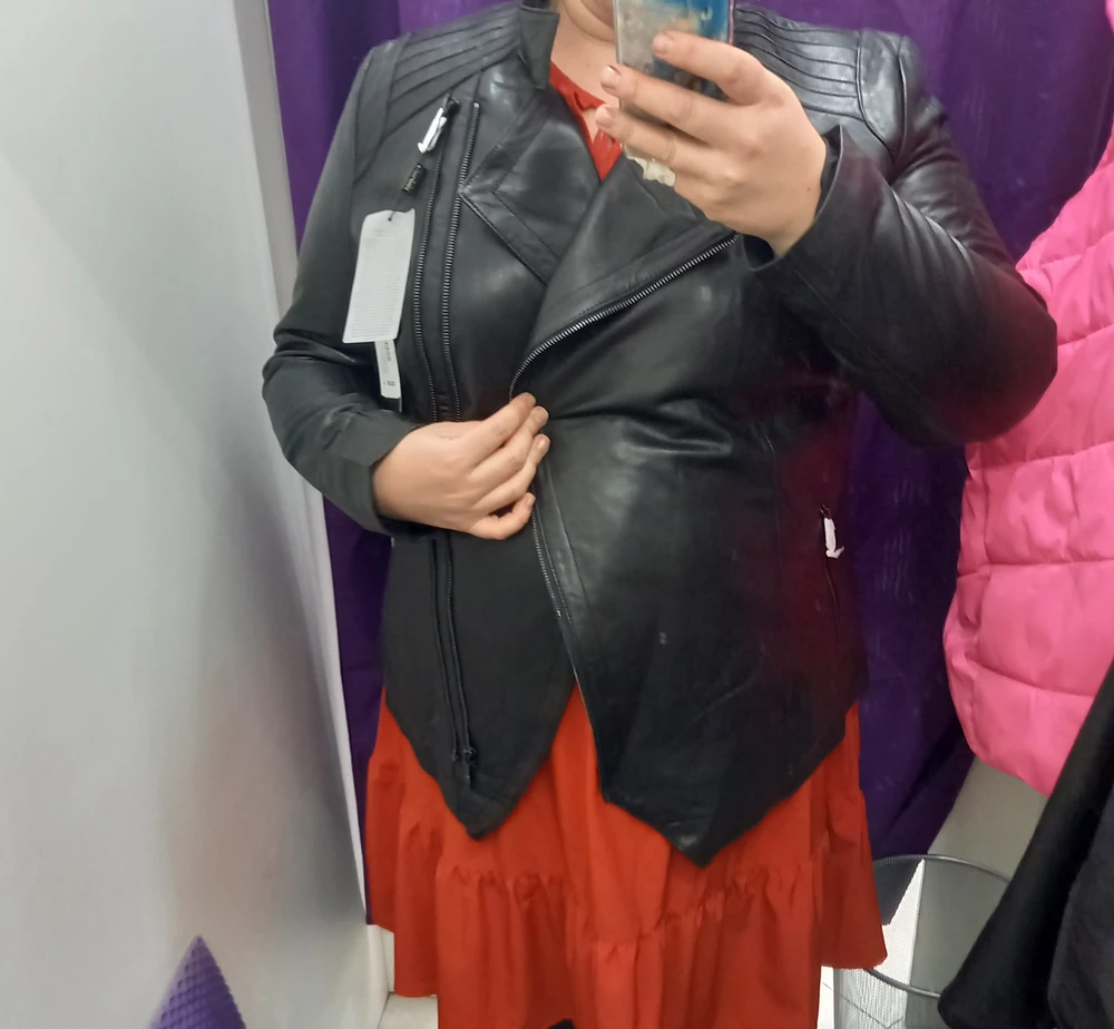 Качество отличное, но пиишла мятая и на 3 размера меньше. Я специально заказала на размер больше, чем ношу