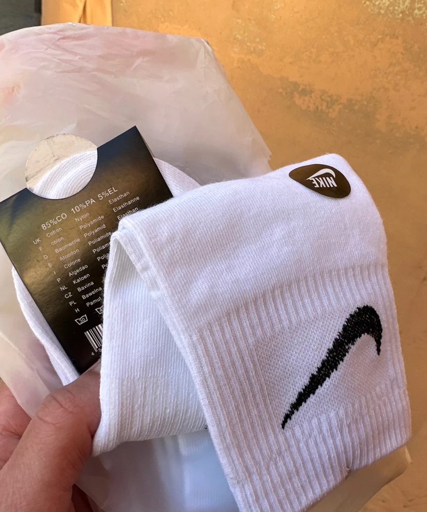 Первый раз заказывала на wb, начала с маленькой покупки. Носочки отличные, очень довольна, пришли быстро, упакованы аккуратно, качество и вид соответствуют. Буду заказывать у этого продавца еще, спасибо!