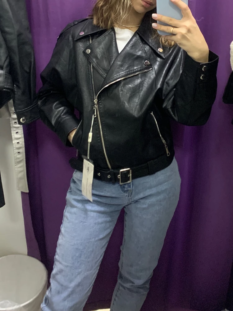 Куртка огнище просто! Как только нащупала ее в пакете, сразу почувствовала какая приятная экокожа) а когда примерила, сомнений не осталось что беру. Там рядом весит куртка другого продавца, так вот даже на фото видно что материал там сильно хуже, плюс запах рыбы. Эта же курточка не пахнет ничем) плюс я искала оверсайз но не длинный, и она идеально села. Мой рост 162, 40-42р.