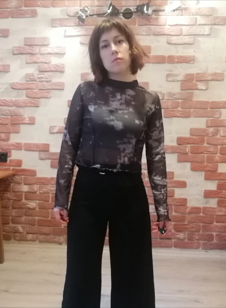 Лонгслив сказочный, очень понравился, приятная ткань, ненавящевый принт, под низ гуд серый топ. Крутая штука! Вещица под стилевой гардероб архетипа "Маг". Сел свободно, не в обтяг, мне такое нравится. Мой размер 44, рост 164