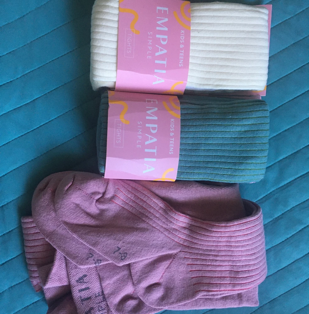 Отличные колготки, после 2х стирок нет катышек. Приятные на ощупь, хорошо тянутся. Ребенку в них комфортно. Цвета как на картинке. На рост 116 взяли 122-128, хорошо сели.