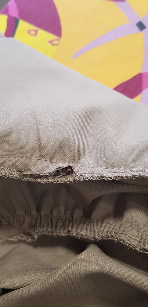 Нам с качеством не повезло.... задумка платья хорошая, ткань приятная, но пошив оставляет желать лучшего, заметила, только когда стала утюжить.