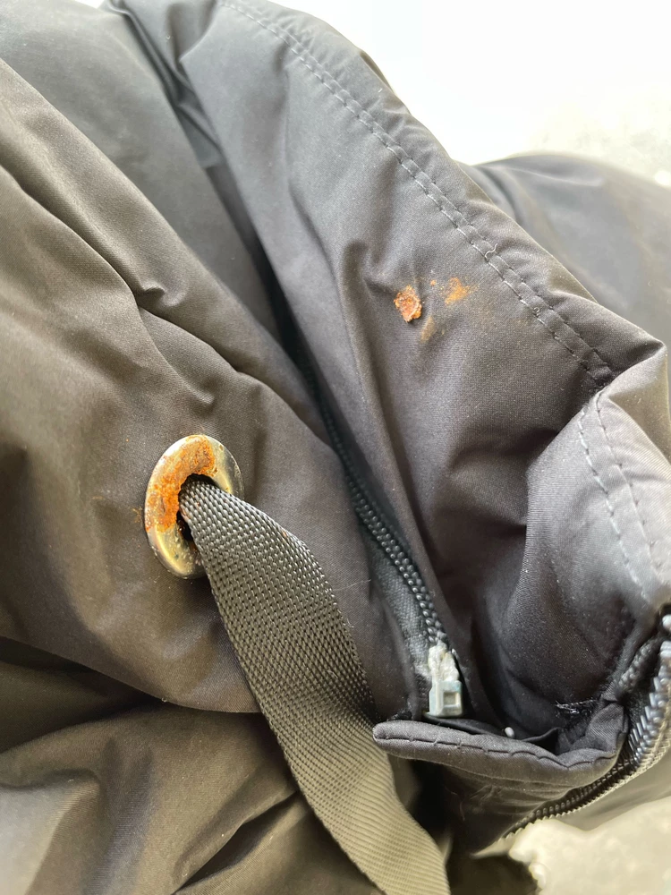 Пришла с ржавчиной. Написала на возврат и тишина. Как вы отправляете такие вещи и в какой сырости они у вас лежат?