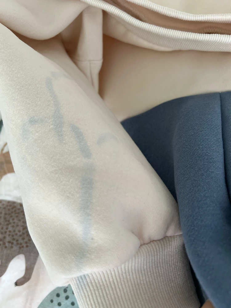 Крой плохой, капюшон тянет в плечах. Кофта короткая, даже для среднего роста. Ну и самое печальное, первая стирка перед ноской и вещь испорчена. Ткань красится, рукав и карман в разводах. Совершенно не стоит своих денег, просьба компенсировать стоимость испорченный вещи.