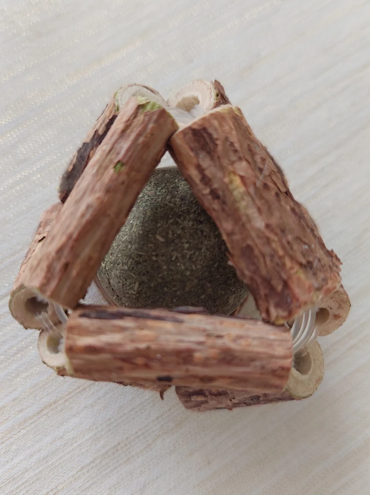 Получила сегодня  игрушку. Отдала коту.Она его совершенно не заинтересовала. Подошёл к ней понюхал . И забыл о ней. Никакого интереса не проявил. Хотя на кошачью мяту обычно реагирует очень активно.  Игрушка пахнет просто ветками.